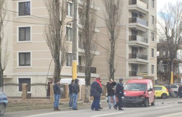 Accident rutier în Mamaia: o şoferiţă a întors peste marcajul dublu continuu!